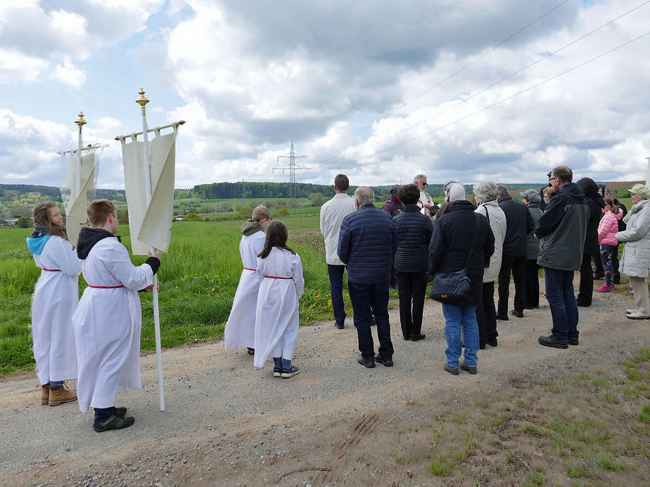 Bittprozession an der Weingartenkapelle (Foto: Karl-Franz Thiede)